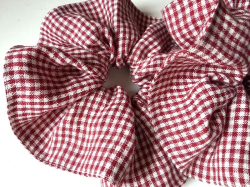 lniana-frotka-scrunchie-czerwona-krateczka.jpg