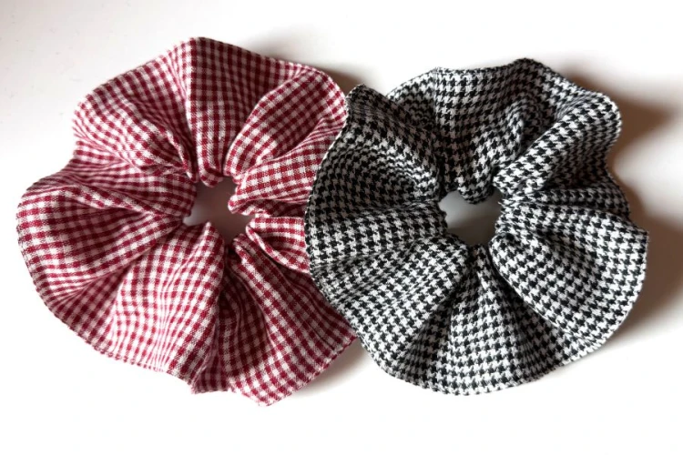 lniana-frotka-scrunchie-czarno-biala-czerwona-krateczka.jpg