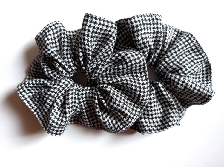 lniana-frotka-czarno-biala-scrunchie.jpg