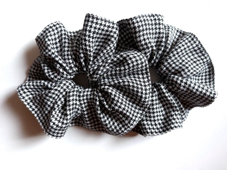 lniana-frotka-czarno-biala-scrunchie.jpg