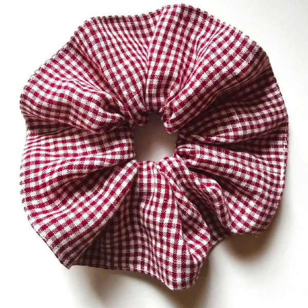 lniana-frotka-czerwona-krateczka-scrunchie.jpg
