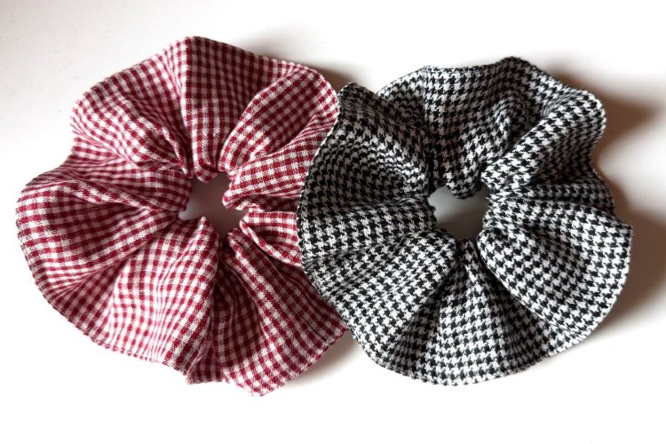 lniana-frotka-scrunchie-czarno-biala-czerwona-krateczka.jpg